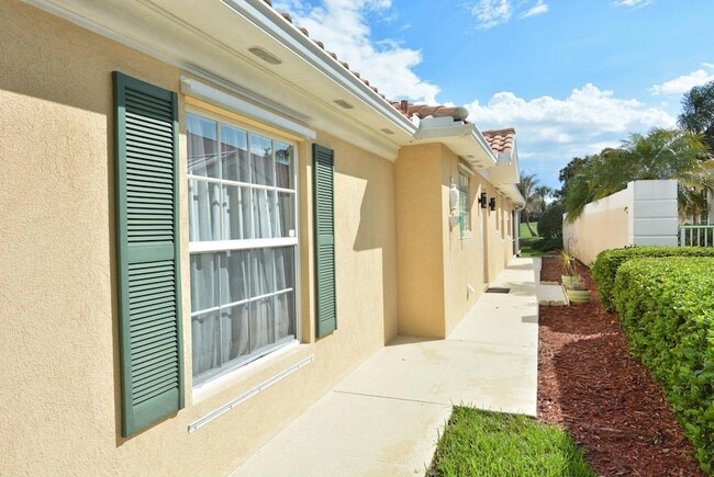 1020 SW Balmoral Trce in Stuart, FL - Foto de edificio - Building Photo