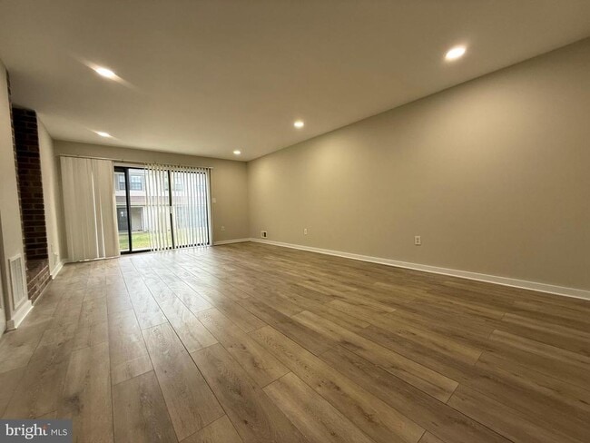 property at 6 Wosniak Ct