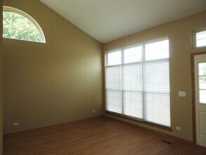 2 Hastings Ct in Lake In The Hills, IL - Building Photo - Building Photo