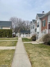1062 Chedworth Cir in Mahwah, NJ - Building Photo - Building Photo