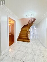 16 Oak Knolls Crescent in Toronto, ON - Building Photo - Building Photo