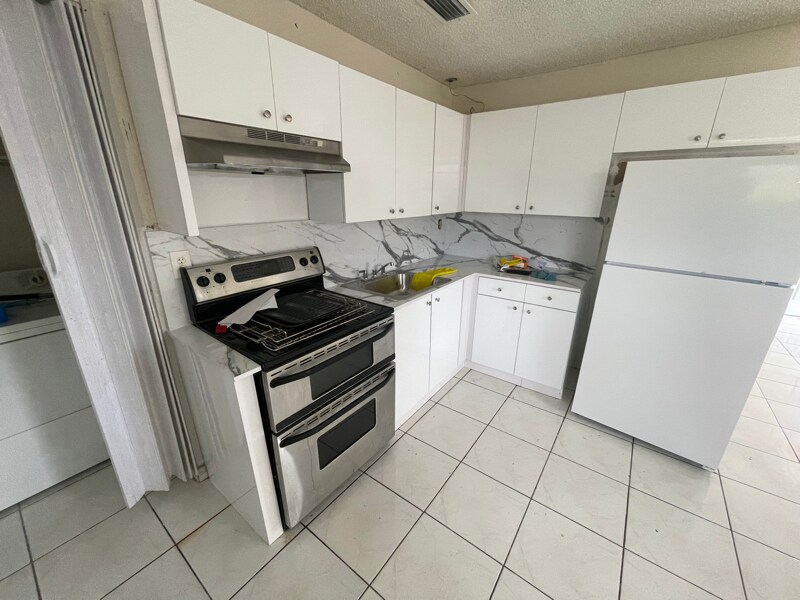 3500 SW 24th St in Miami, FL - Building Photo