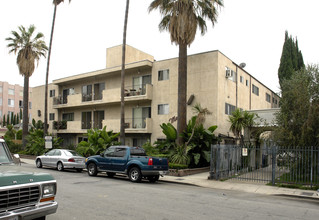 Mark Royal Apartments in Los Angeles, CA - Building Photo - Building Photo