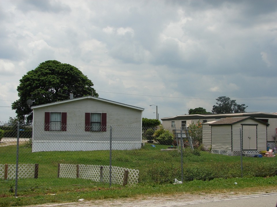 190 State Road 715 in Belle Glade, FL - Building Photo