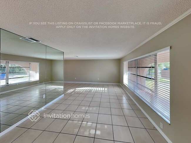 1041 NW 89th Terrace in Pembroke Pines, FL - Foto de edificio - Building Photo