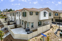 1200 E Mission Rd in San Marcos, CA - Foto de edificio - Building Photo