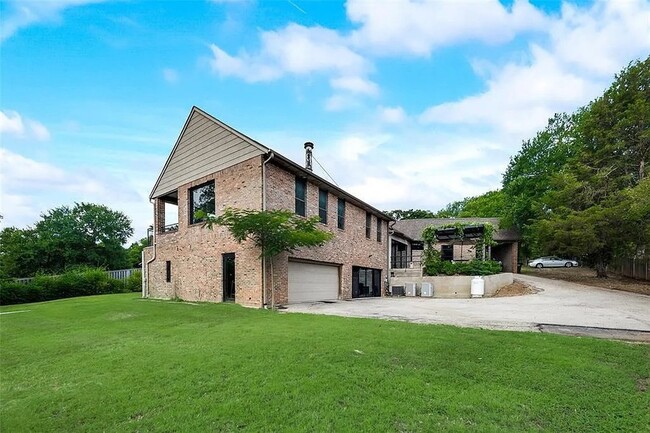 8542 Meadowbrook Dr in Fort Worth, TX - Building Photo - Building Photo