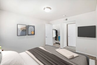 Stonebriar Woods Apartment Homes in Overland Park, KS - Foto de edificio - Building Photo