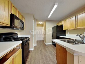 4220 Lake Woodard Dr in Raleigh, NC - Foto de edificio - Building Photo