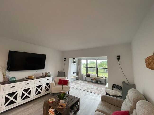 1020 Country Club Dr, Unit 406 in Margate, FL - Foto de edificio - Building Photo