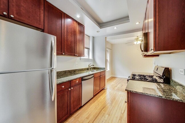 1346 W Estes Ave, Unit 2E in Chicago, IL - Building Photo - Building Photo