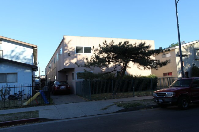 7252 Milwood Ave in Canoga Park, CA - Building Photo - Building Photo