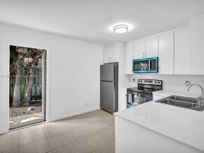 241 NW 40th St in Oakland Park, FL - Building Photo - Building Photo
