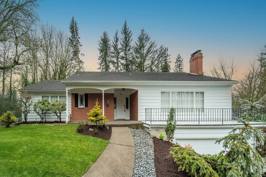 4901 SW Humphrey Park Crest in Portland, OR - Building Photo