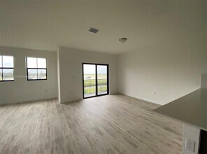 15600 SW 136th St in Miami, FL - Foto de edificio - Building Photo