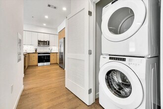 593 Camino De La Reina, Unit ID1287533P in San Diego, CA - Foto de edificio - Building Photo