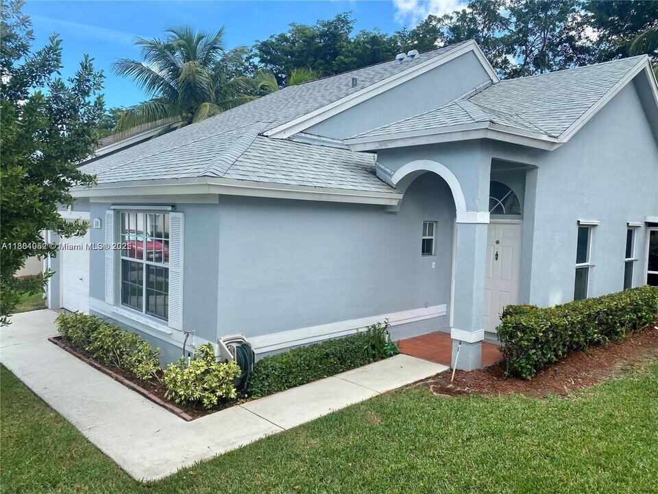 540 SE 21st Ln in Homestead, FL - Building Photo