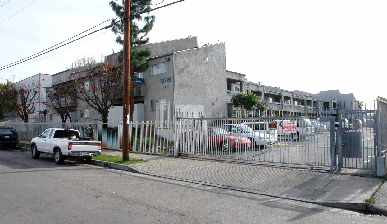 12226 Osborne Pl in Los Angeles, CA - Foto de edificio