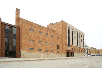 105 1st St SE in Minot, ND - Foto de edificio - Building Photo