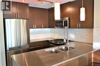 7117 Elmbridge Way in Richmond, BC - Building Photo - Building Photo