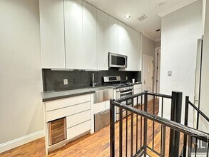 Mott Street in New York, NY - Foto de edificio - Building Photo