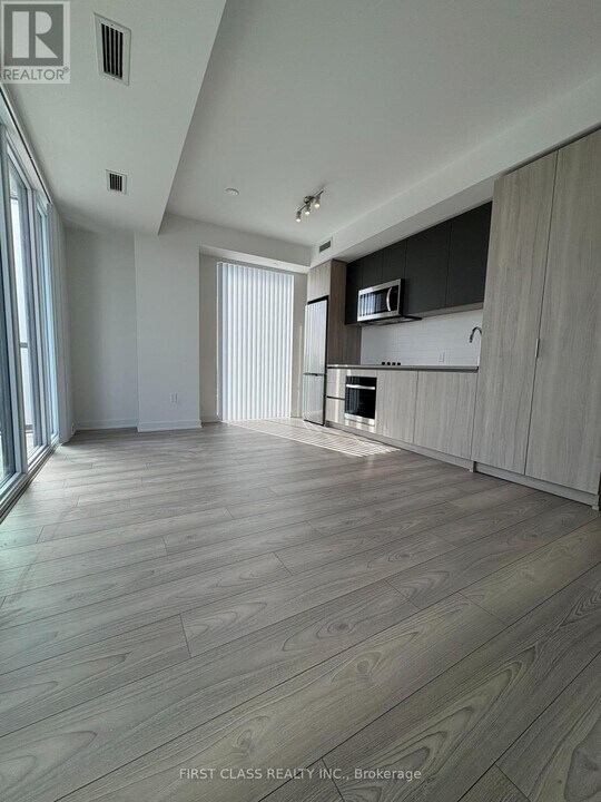 5858 Yonge St in Toronto, ON - Building Photo