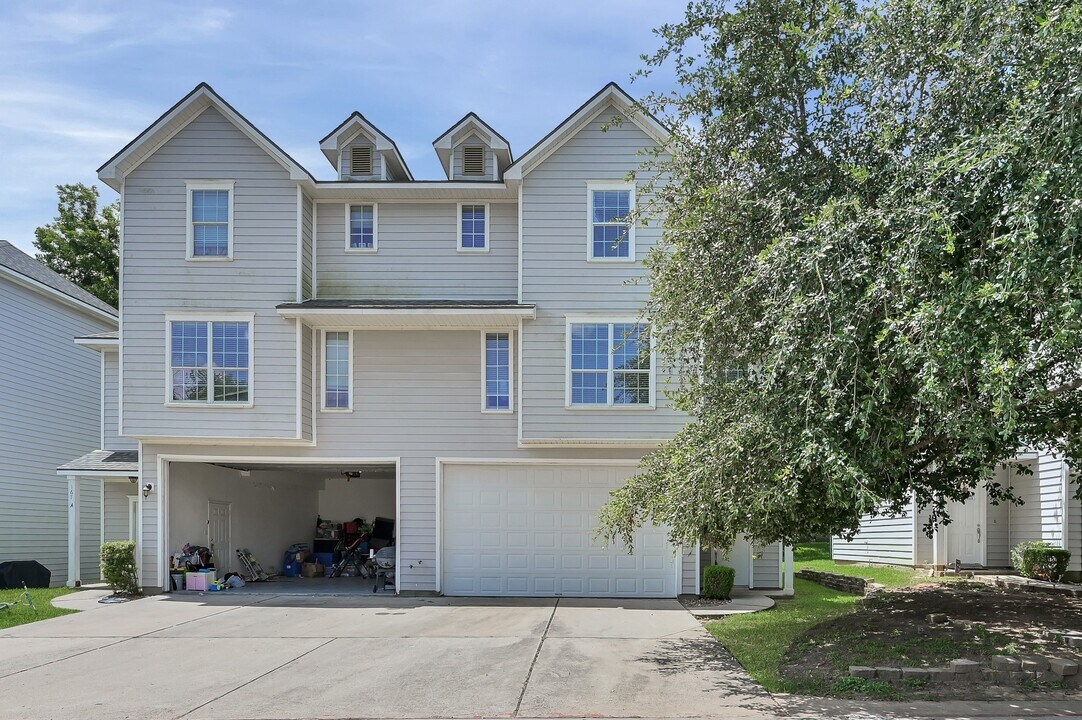 167 Binnacle Ct in Willis, TX - Building Photo