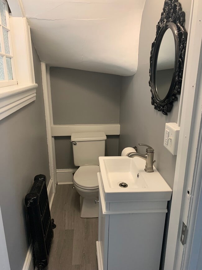 128 E Wayne Ave, Unit 2 in Easton, PA - Foto de edificio - Building Photo