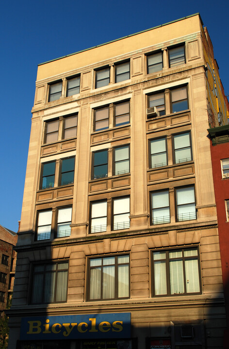 64 W 15th St in New York, NY - Building Photo