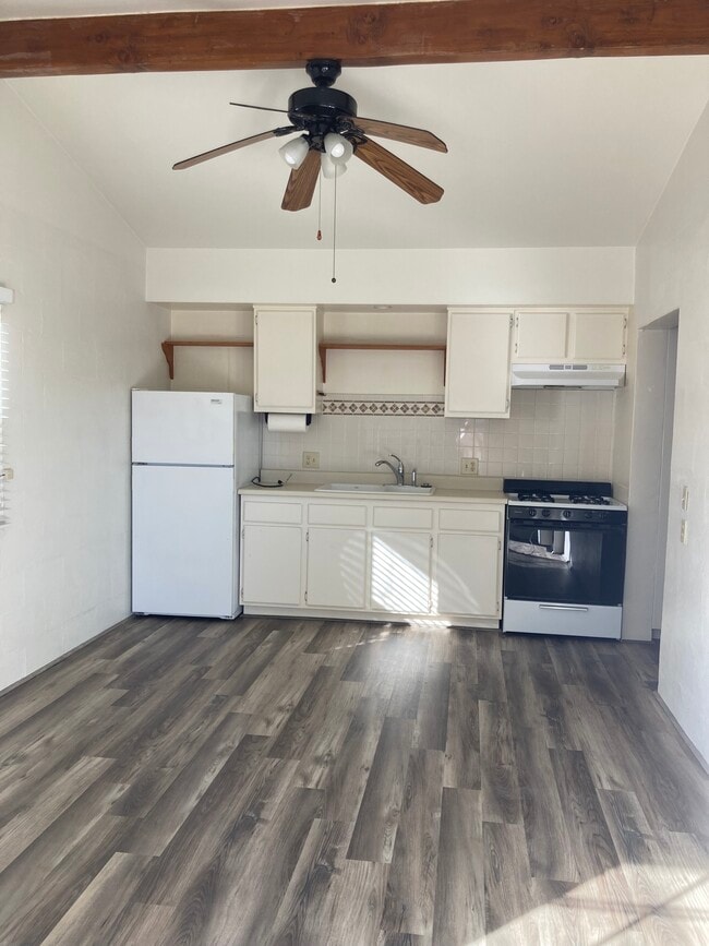 1278 E Collins St in Oxnard, CA - Foto de edificio - Building Photo