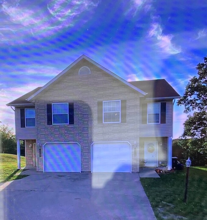 16775 Huntington Ln in St. Robert, MO - Building Photo