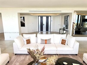 20185 E Country Club Dr in Aventura, FL - Foto de edificio - Building Photo