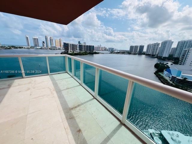 3370 Hidden Bay Dr, Unit #1413 in Aventura, FL - Foto de edificio