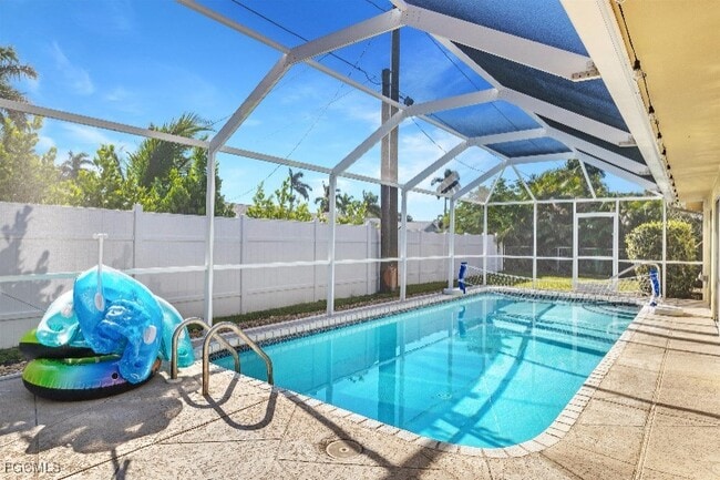 5047 Northampton Dr in Ft. Myers, FL - Foto de edificio - Building Photo