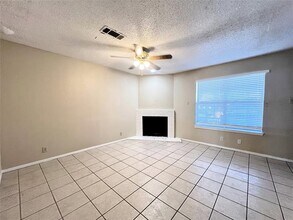 929 W Hickory St in Denton, TX - Foto de edificio - Building Photo