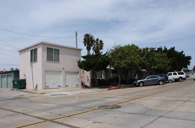 4682-4688 Bayard St in San Diego, CA - Building Photo - Building Photo