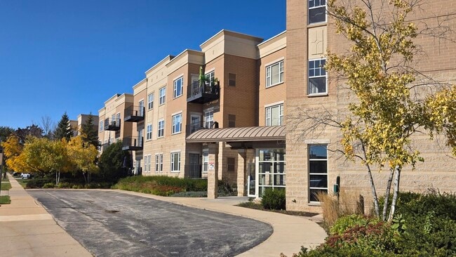 10900 W Bluemound Rd in Wauwatosa, WI - Building Photo - Building Photo