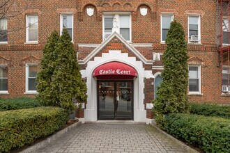 Castle Court in Kew Gardens, NY - Building Photo - Building Photo