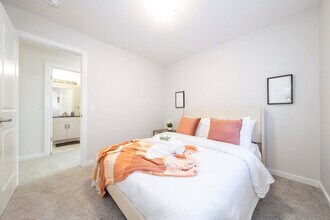 4914 Hawthorn Pl SW in Edmonton, AB - Building Photo - Building Photo
