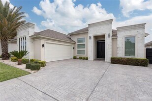 2200 S 10th St in McAllen, TX - Building Photo