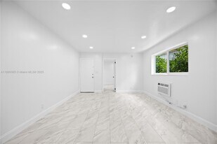 411 SE 3rd Ave in Hallandale Beach, FL - Building Photo