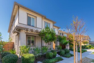 312 E Liverno Ave in Mountain House, CA - Foto de edificio - Building Photo