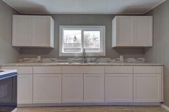 1339 NE Logan St in McMinnville, OR - Building Photo - Building Photo