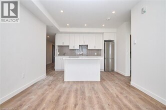 461 Green Rd in Hamilton, ON - Building Photo - Building Photo