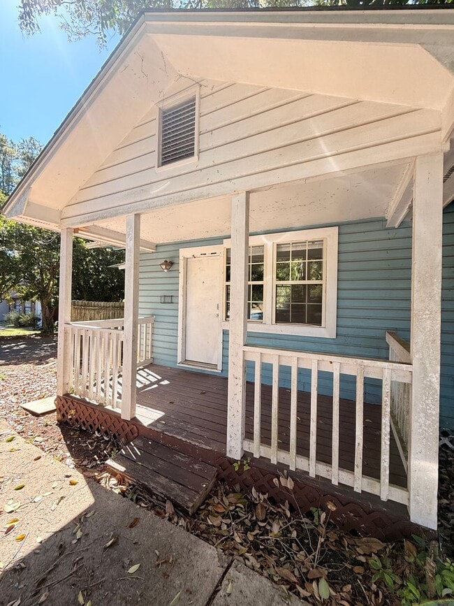 property at 904 S Lipona Rd