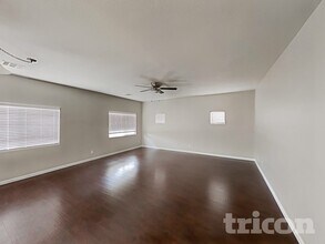 717 Horse Stable Ave in North Las Vegas, NV - Foto de edificio - Building Photo