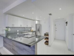 3375 N Country Club Dr, Unit 103 in Miami, FL - Foto de edificio - Building Photo