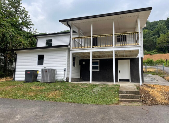 property at 3106 Greenway Dr