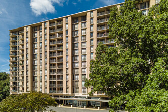 The Carlton in Arlington, VA - Building Photo - Building Photo