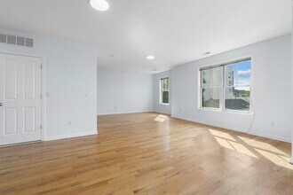 437 Whiton St in Jersey City, NJ - Building Photo - Building Photo